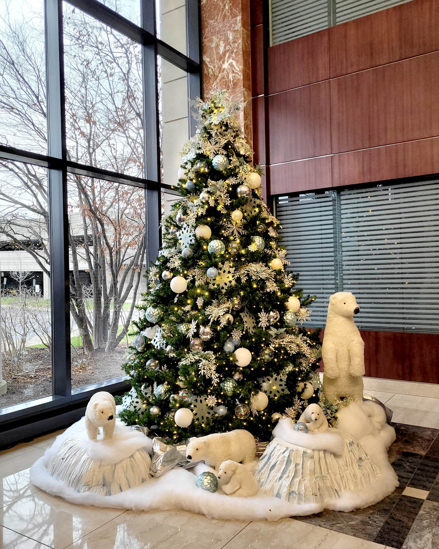 Commercial Interior Holiday Decorations & Displays | Chicago & Suburbs